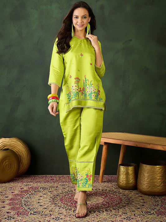 Dhiyona SN Women's Green Floral Embroidered V-Neck Kurta With Trousers