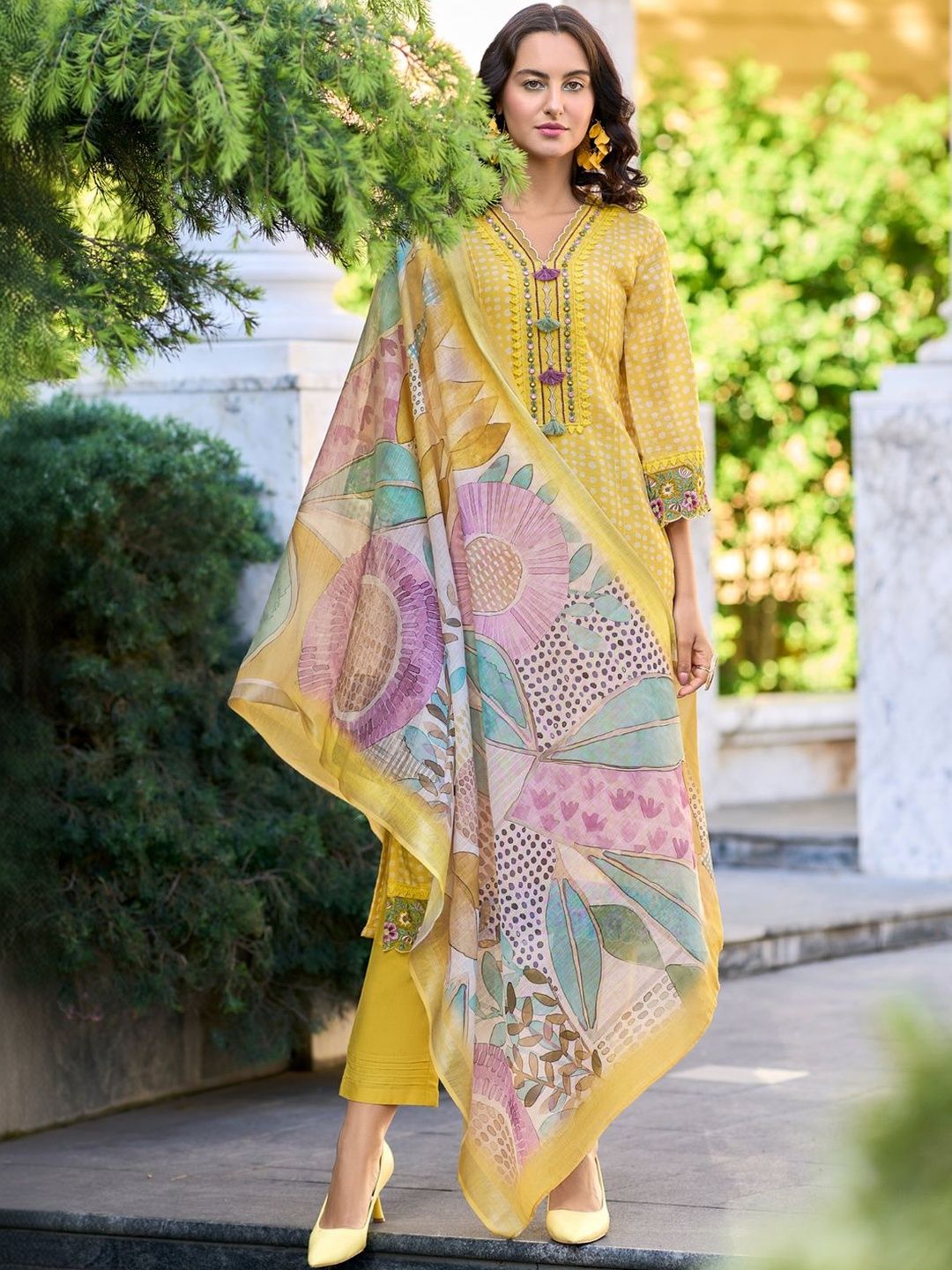 Women Ethnic Motifs Printed Regular Thread Work Linen Kurta with Trousers & With Dupatta