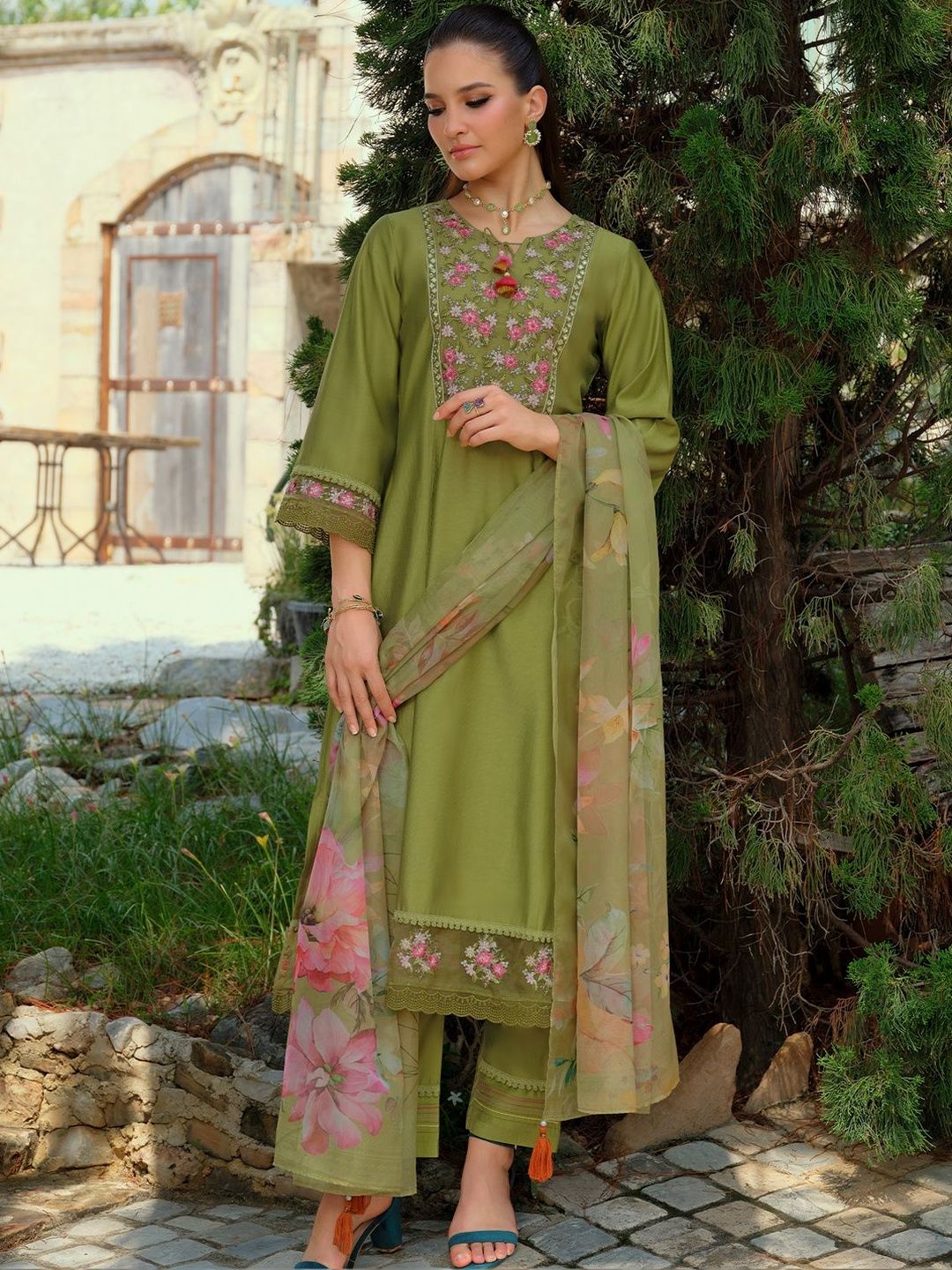 Women Floral Embroidered Regular Thread Work Liva Kurta with Trousers & With Dupatta