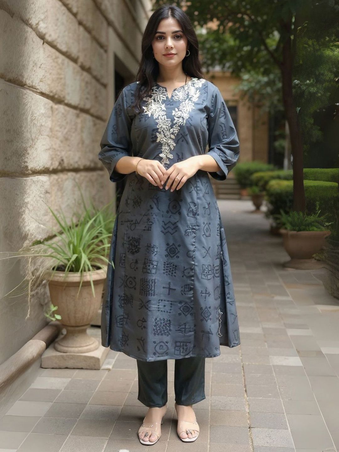 Women Geometric Printed Kurta with Trousers