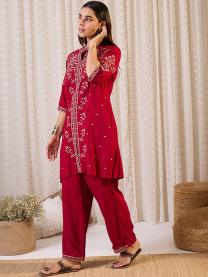Women Geometric Embroidered Kurta with Trousers