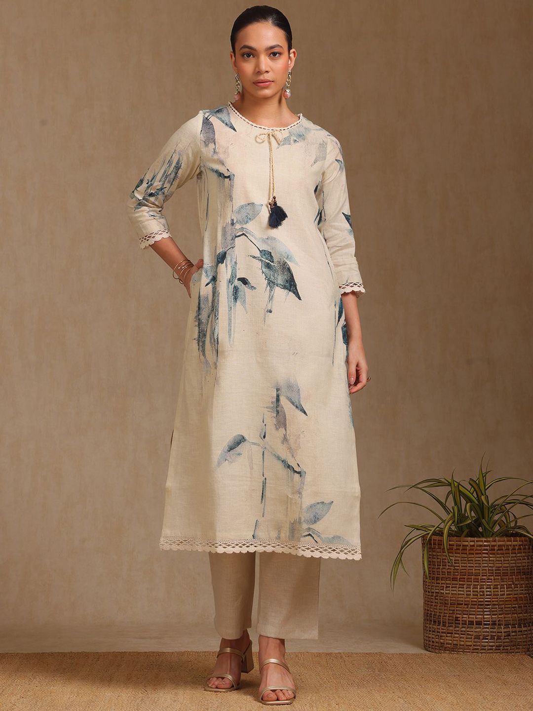 Dhiyona SO Women's Women Floral Printed Regular Kurta with Trousers