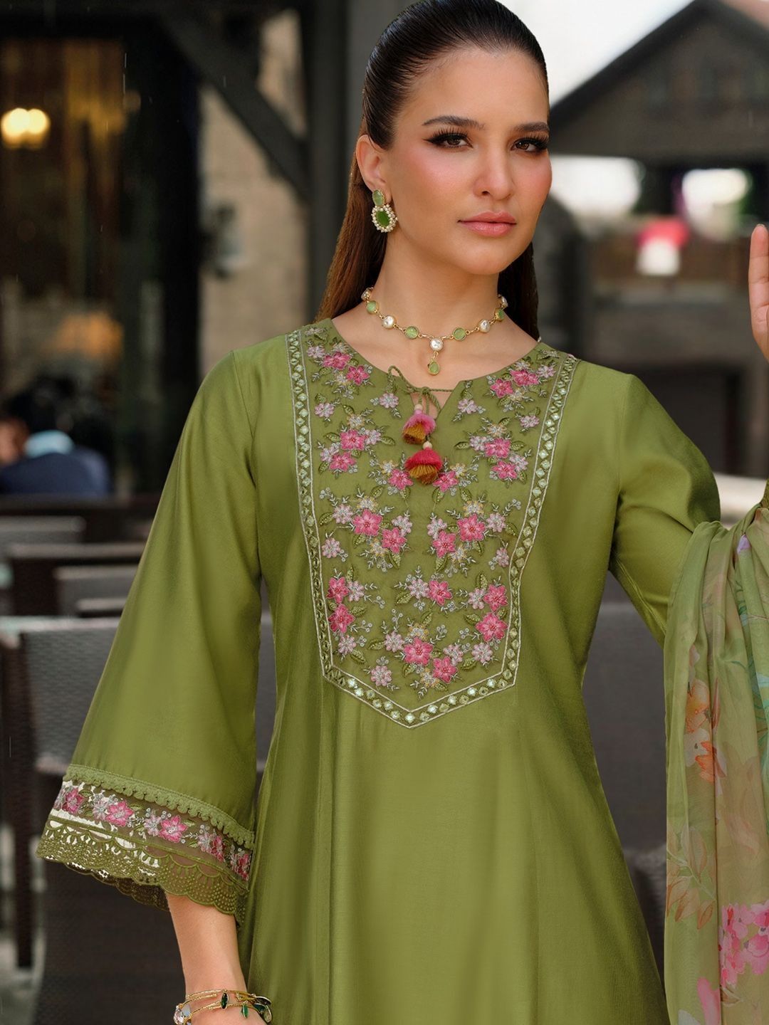 Dhiyona IE Women Floral Embroidered Regular Thread Work Liva Kurta with Trousers & With Dupatta