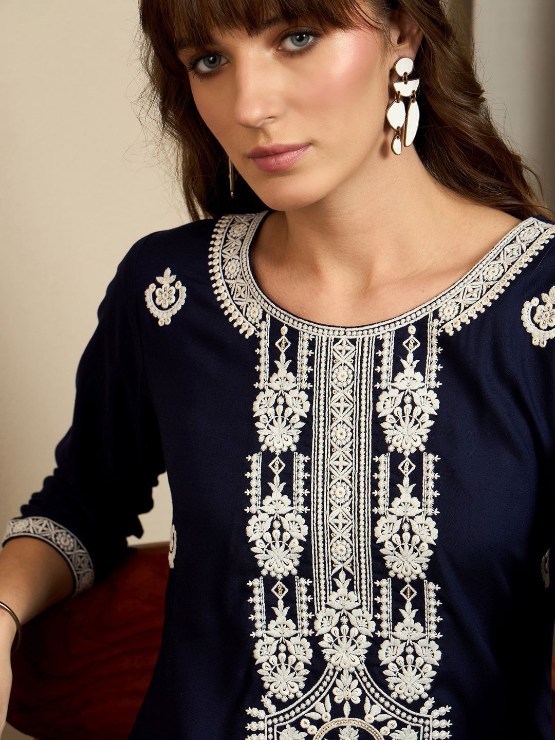Dhiyona IE Floral Embroidered Straight Kurta