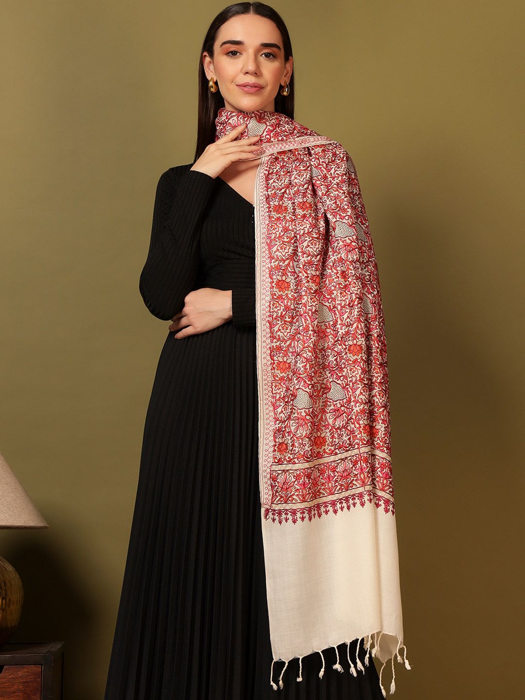 Dhiyona PA Floral Embroidered Hunar Woolen Nalki Shawl