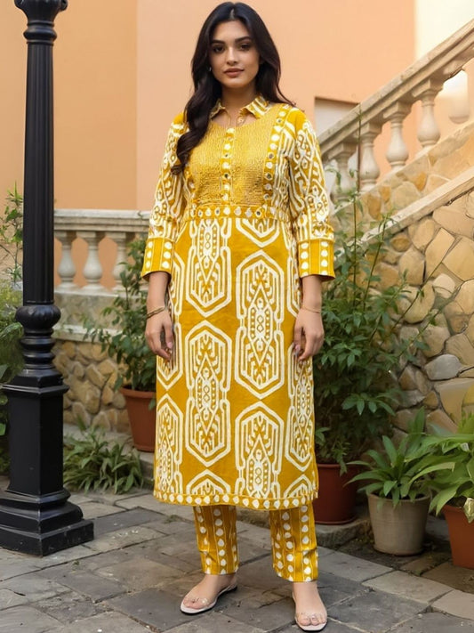 Women Geometric Printed Cotton Kurta with Trousers
