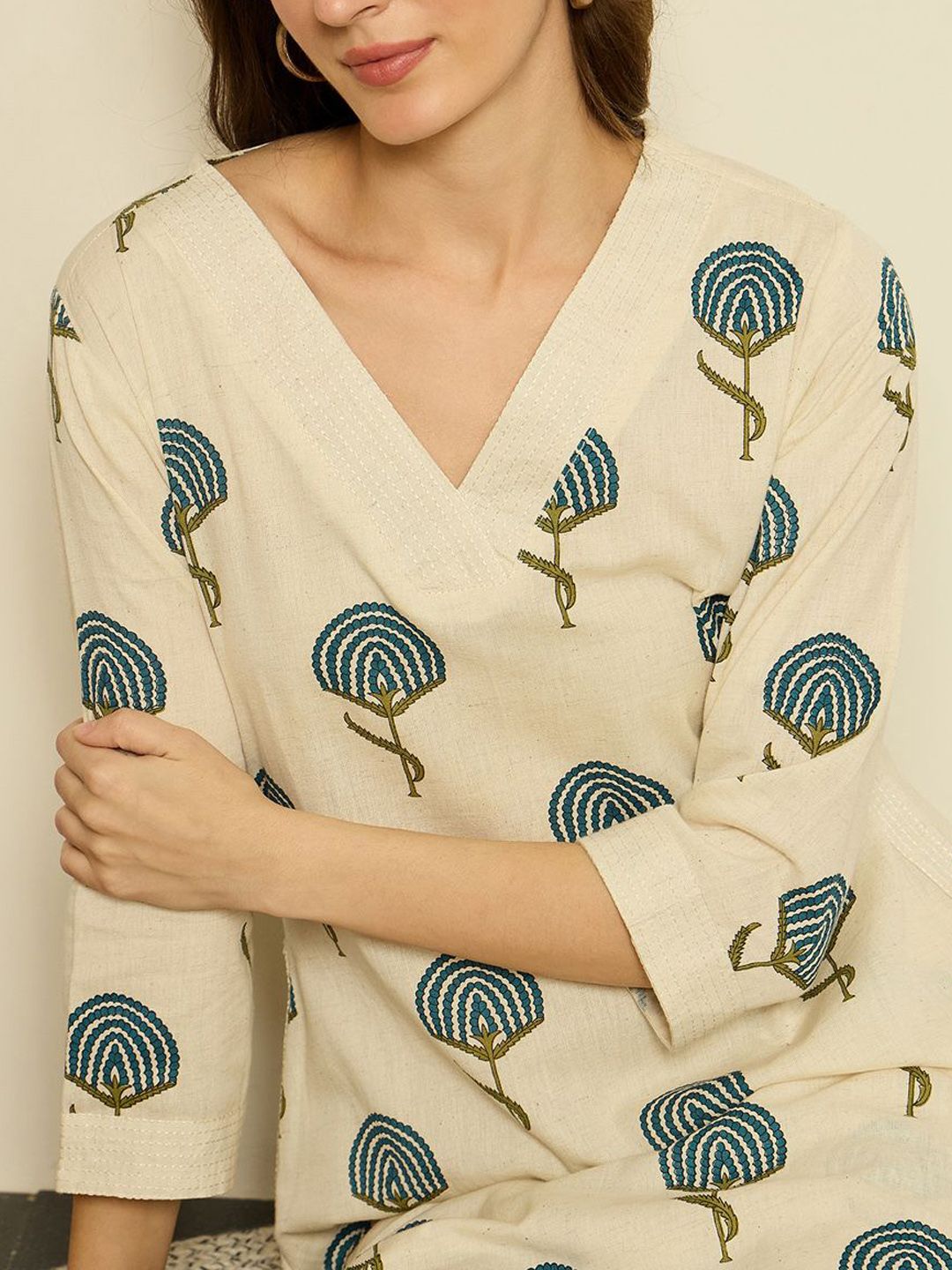 Dhiyona IE Women Printed V-Neck Top and Trousers Co-Ords