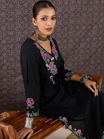 Dhiyona IE Embroidered V-Neck Three-Quarter Sleeves Pure Cotton Tunic And Trousers