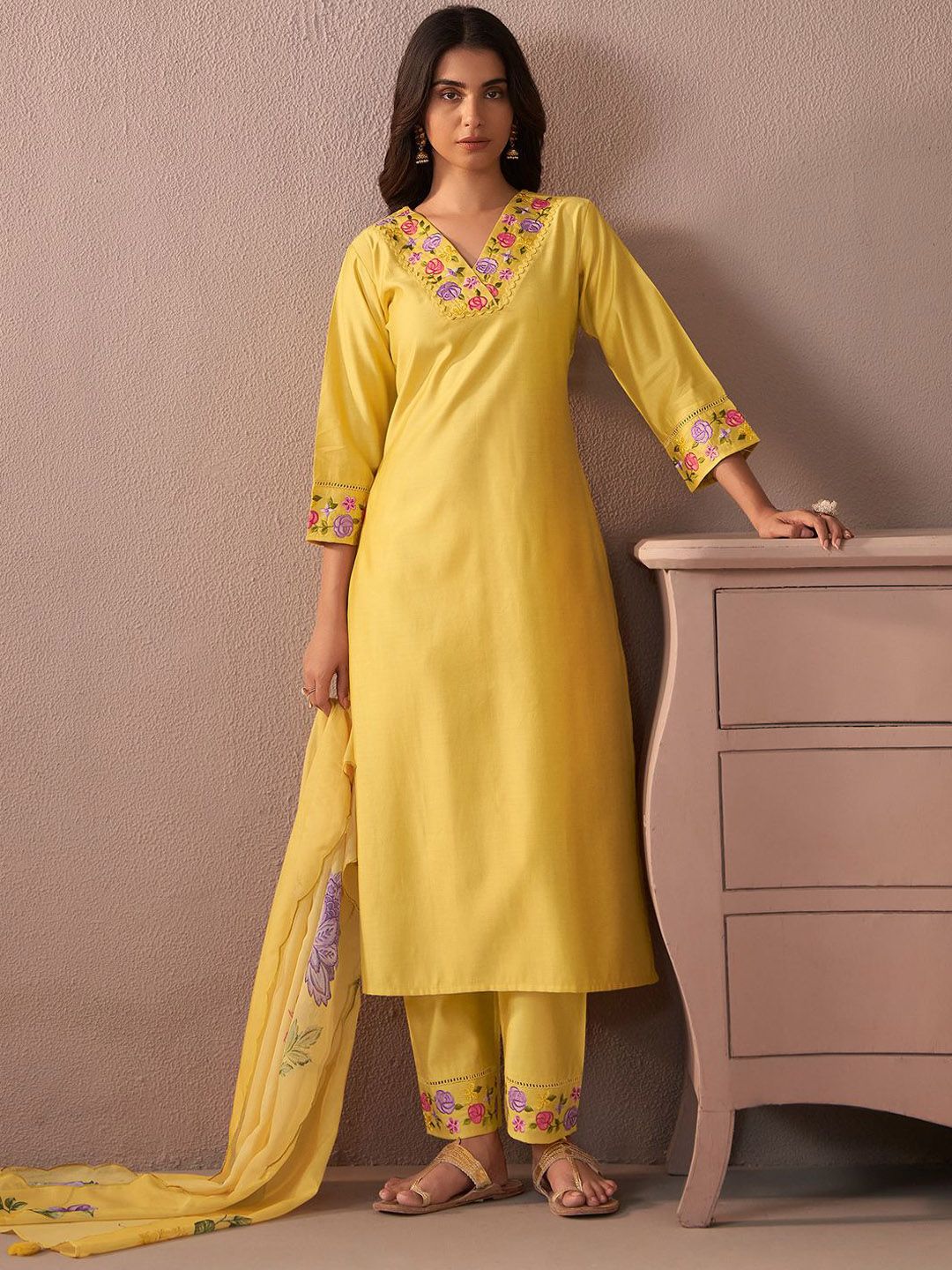 Dhiyona IE Women Floral Embroidered Work Liva Kurta with Trousers & With Dupatta
