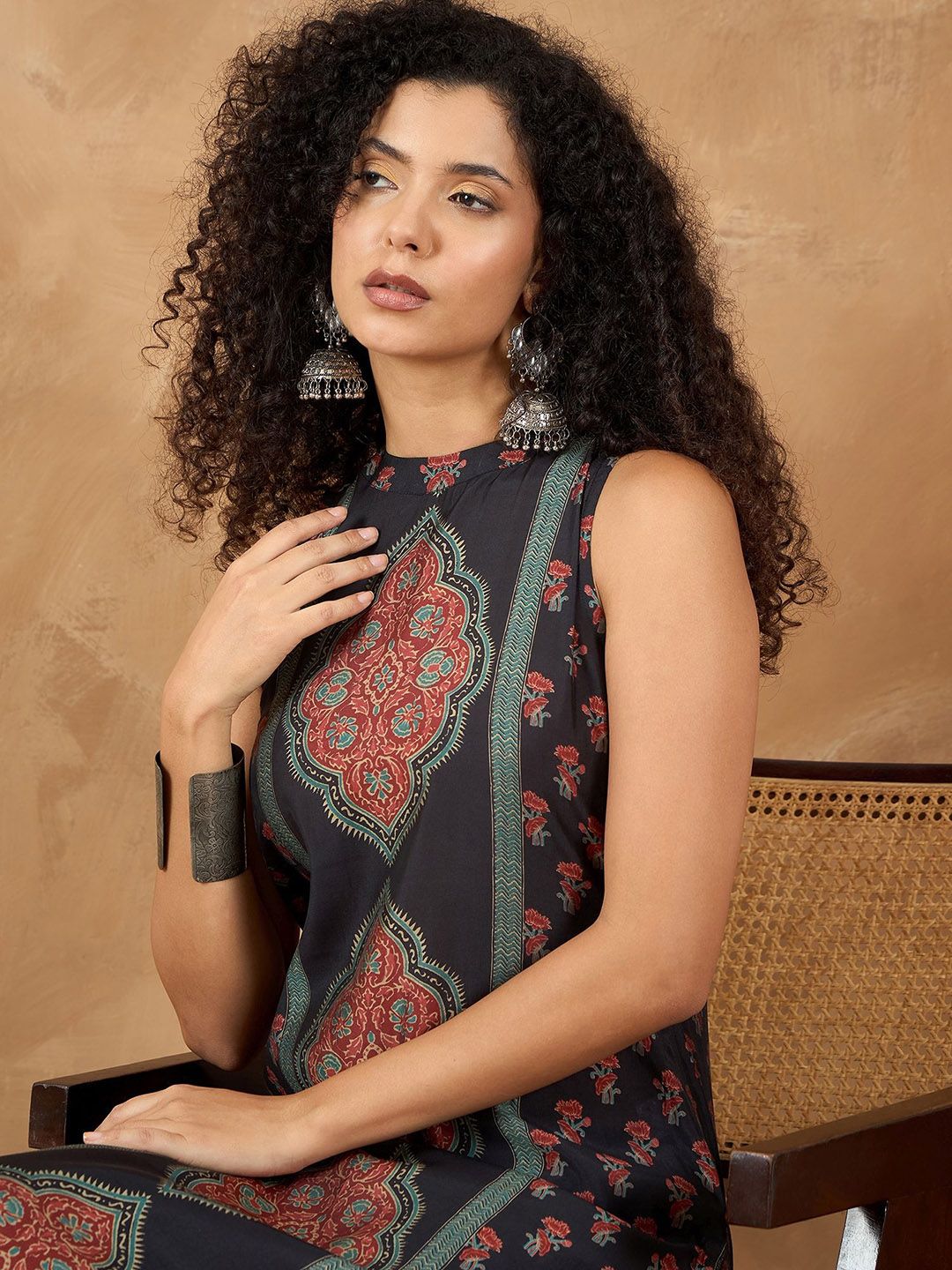 Dhiyona VA Women'sFloral Printed Sleeveless Straight Kurta With Trousers