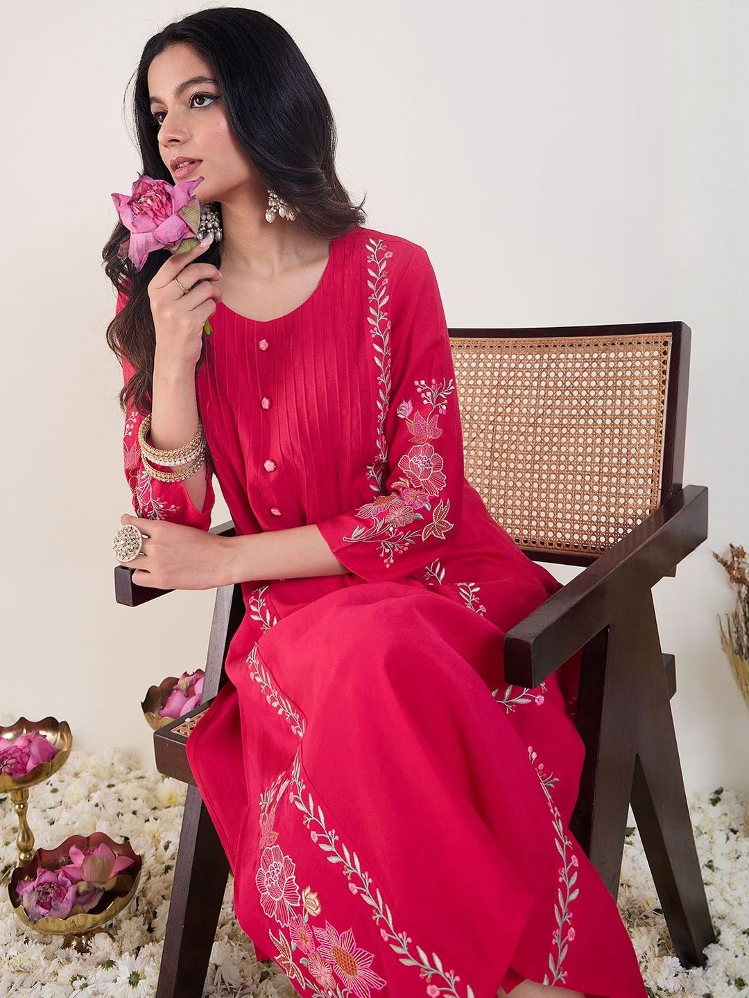Floral Embroidered Round Neck Thread Work Straight Kurta with Trousers
