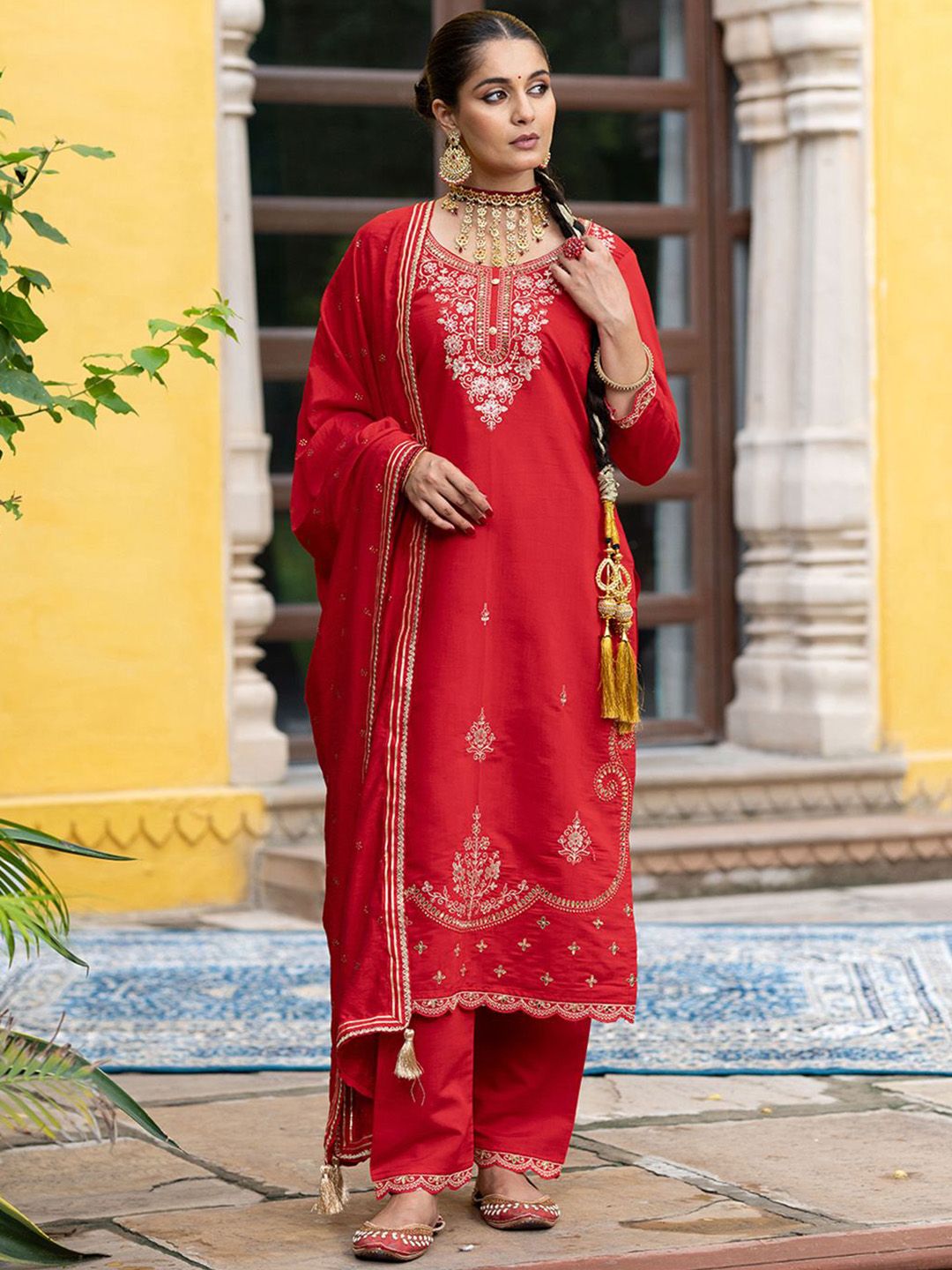 Dhiyona CH Floral Embroidered Thread Work Straight Kurta With Trousers & Dupatta