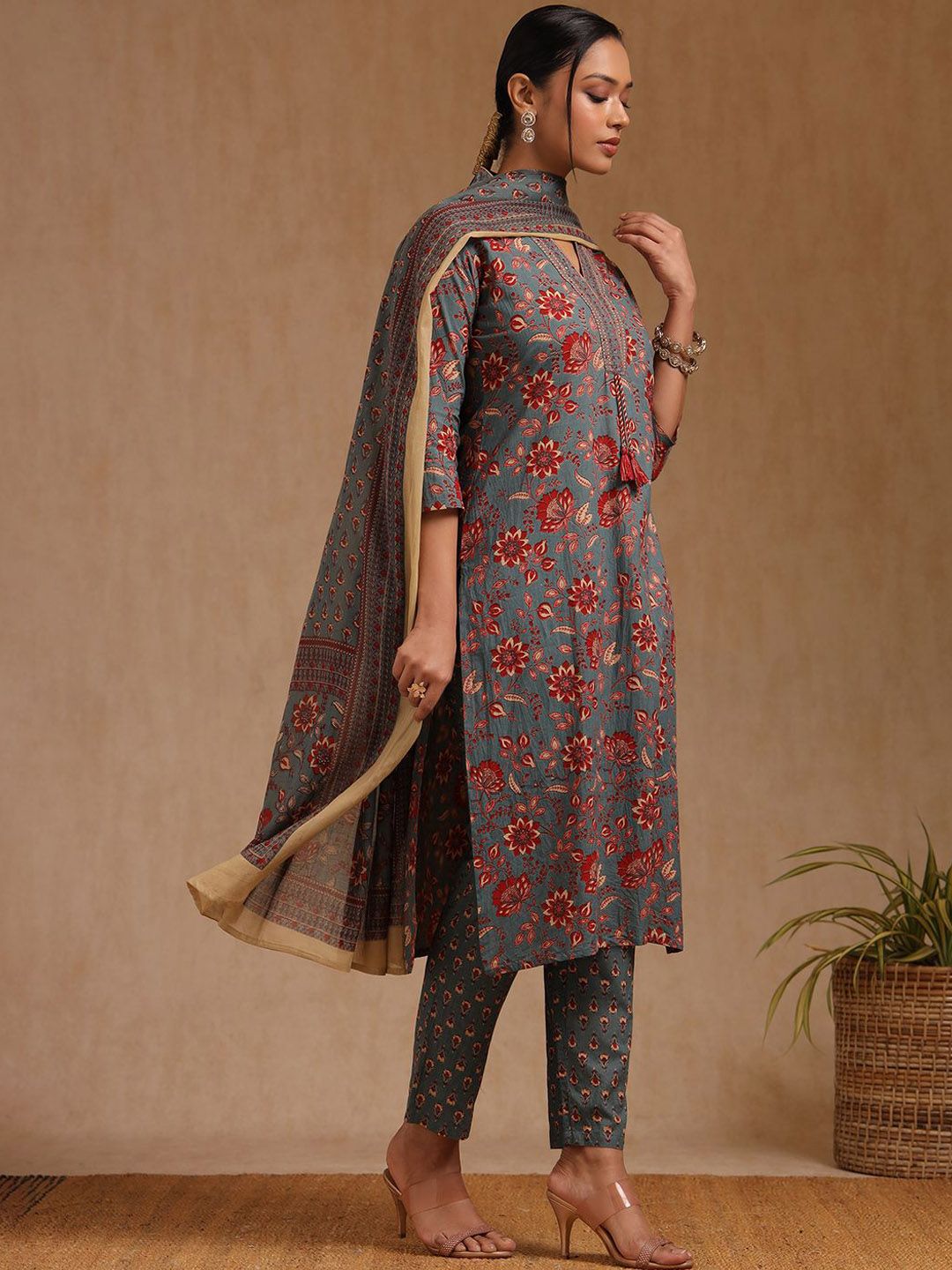 Dhiyona SO Women's Women Floral Printed Kurta With Trousers & With Dupatta