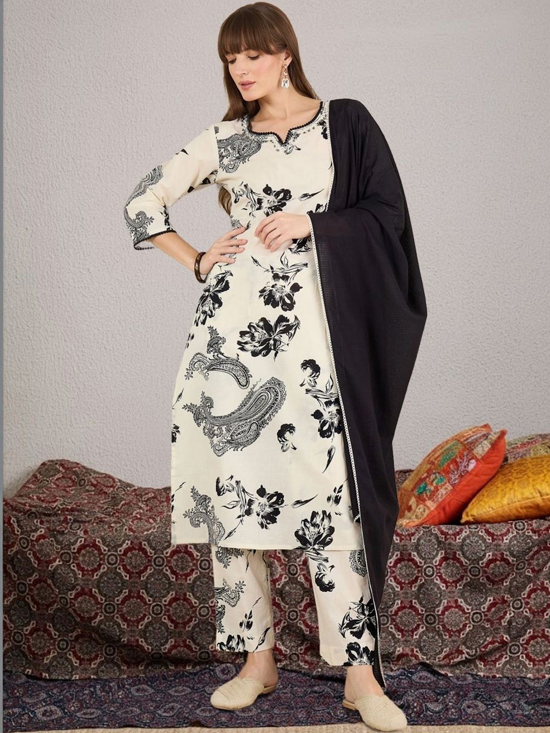 Dhiyona IE Women Floral Printed Regular Beads and Stones Pure Cotton Kurta with Trousers & With Dupatta