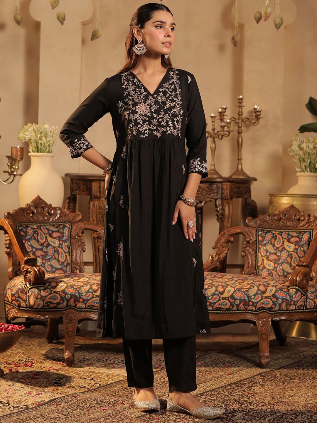 Women Ethnic Motifs Embroidered Kurta with Trousers
