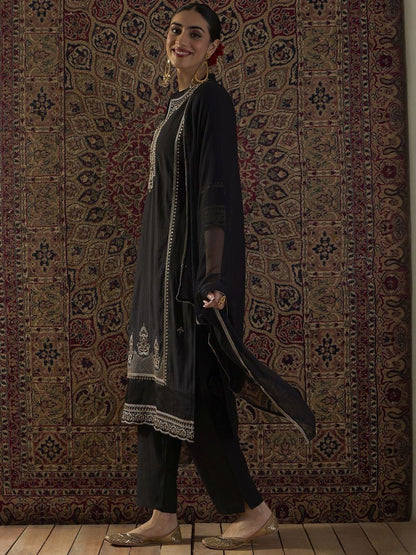 Ethnic Motifs Embroidered Mandarin Collar Straight Kurta & Trousers With Dupatta