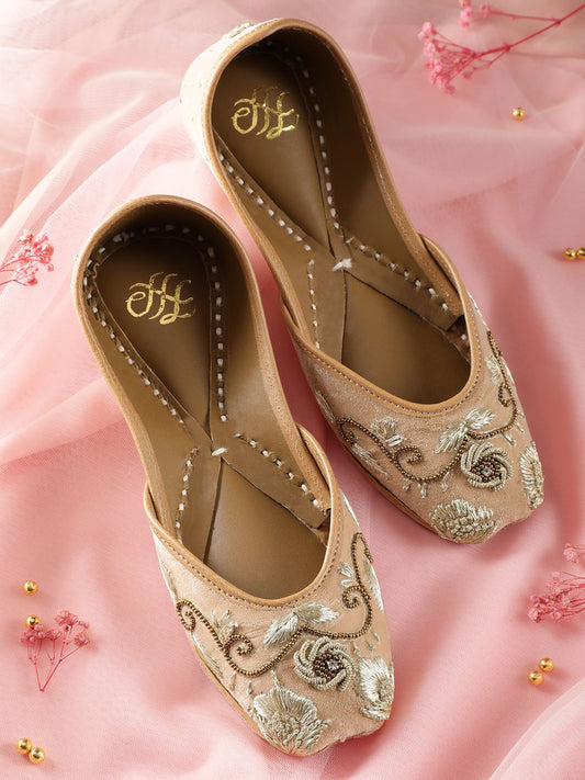 Dhiyona HOP Women Ethnic Embellished Mojaris