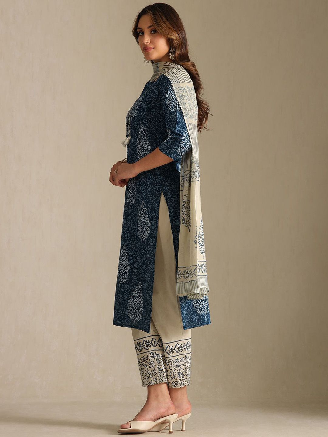 Dhiyona SO Women's Women Printed Calf Length Thread Work Straight Kurta with Trousers & With Dupatta