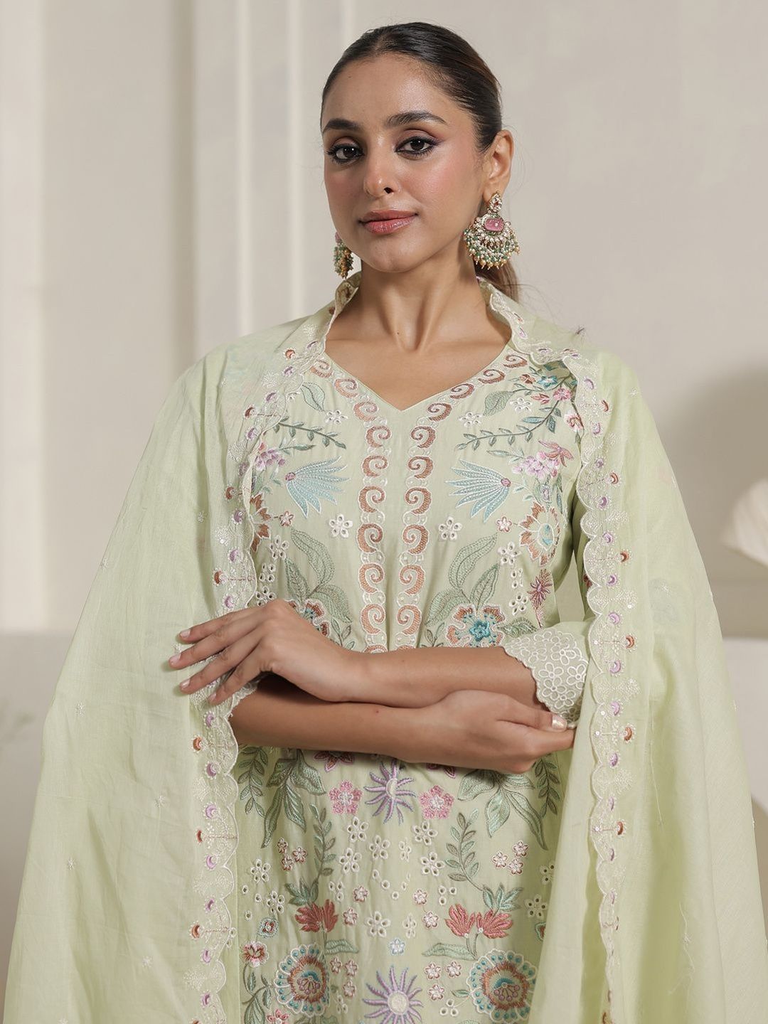 Women Floral Embroidered Thread Work Pure Cotton Kurta with Trousers & Dupatta