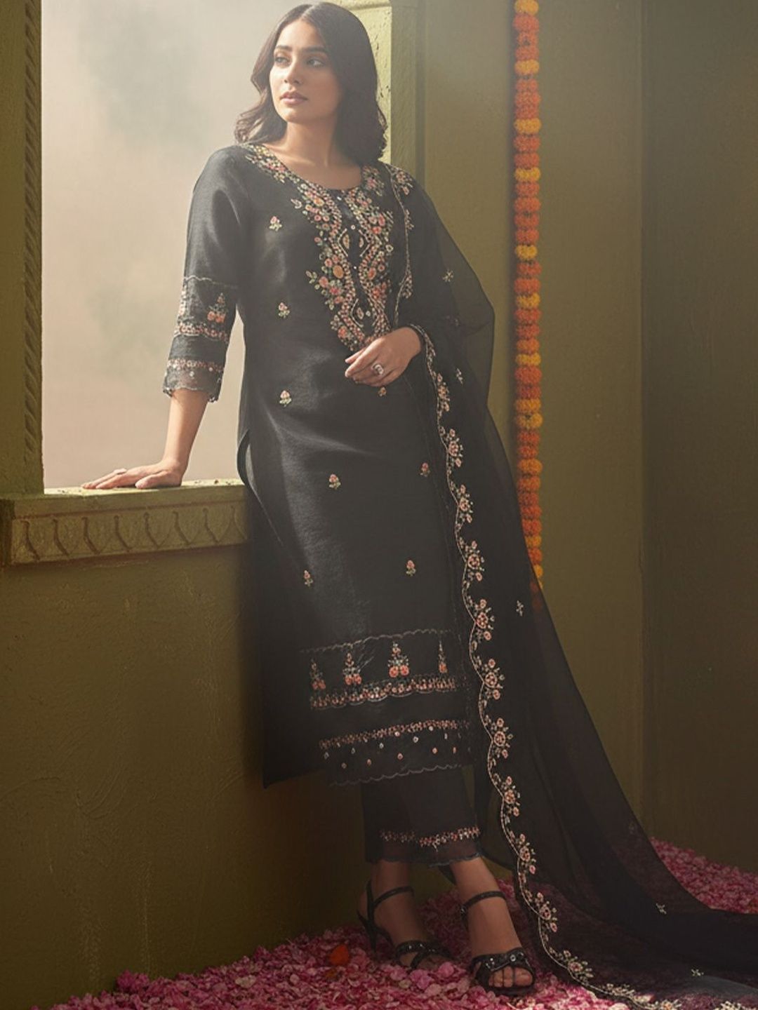 Women Floral Embroidered Regular Thread Work Kurta with Trousers & With Dupatta