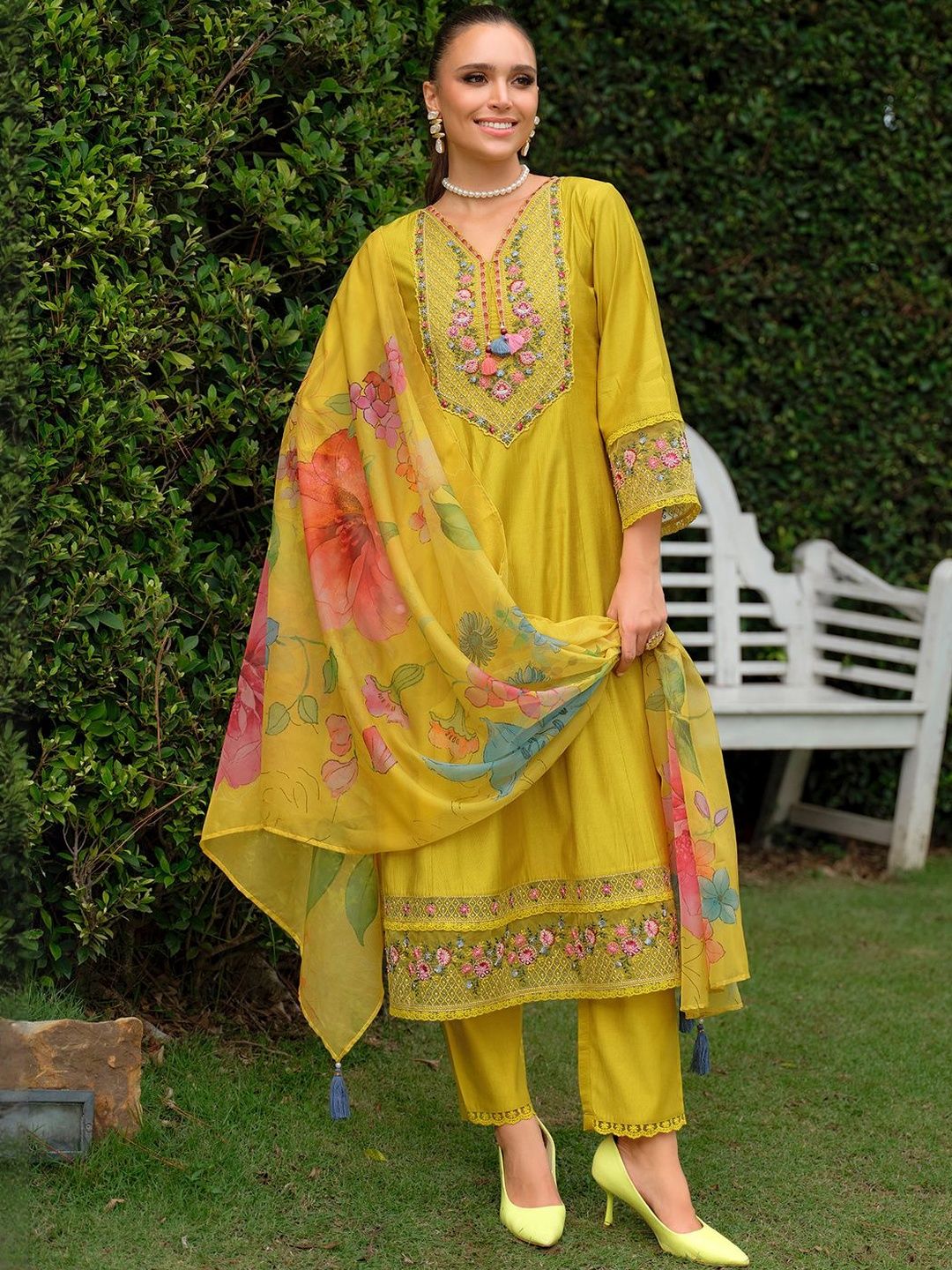 Dhiyona IE Women Floral Embroidered Kurta with Trousers & Dupatta
