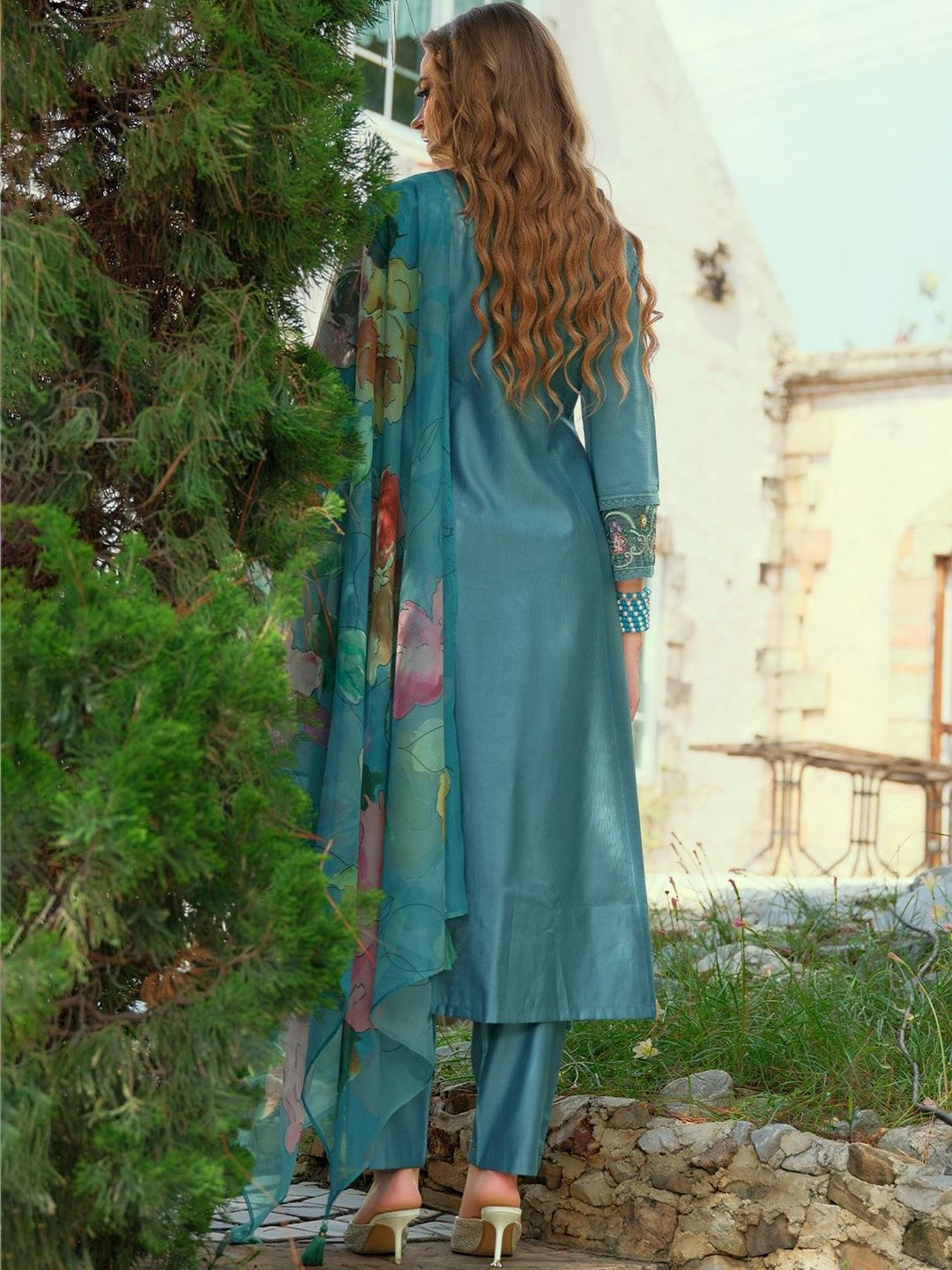 Women Floral Embroidered Regular Thread Work Liva Kurta with Trousers & With Dupatta