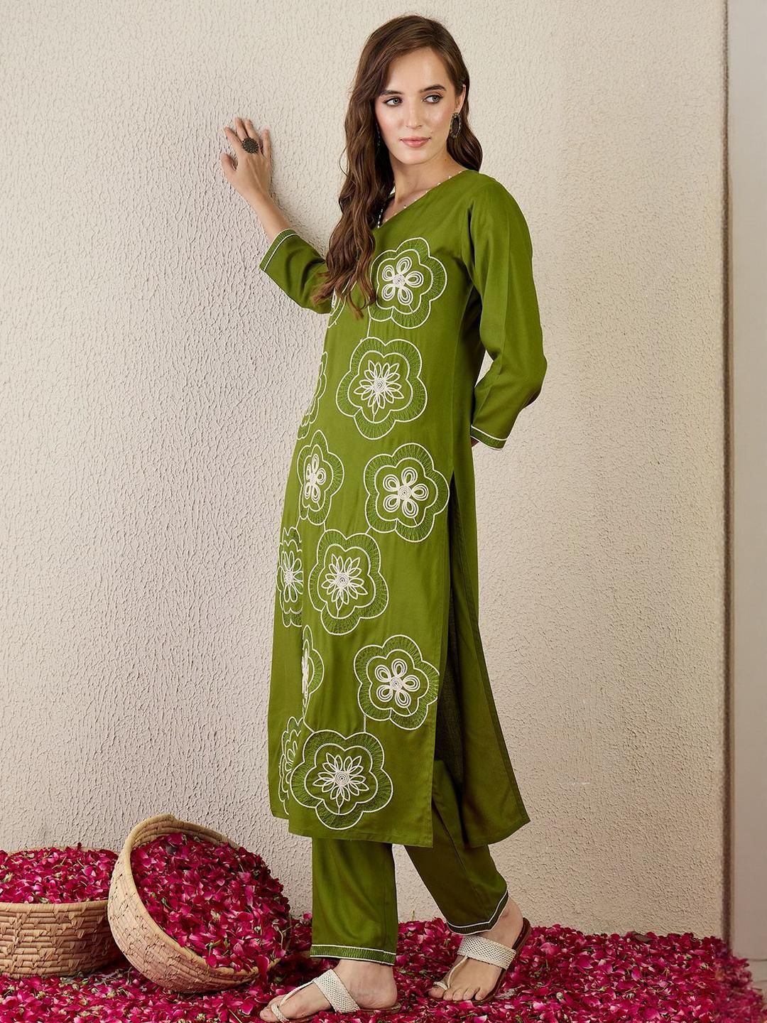 Women Floral Embroidered Kurta with Trousers