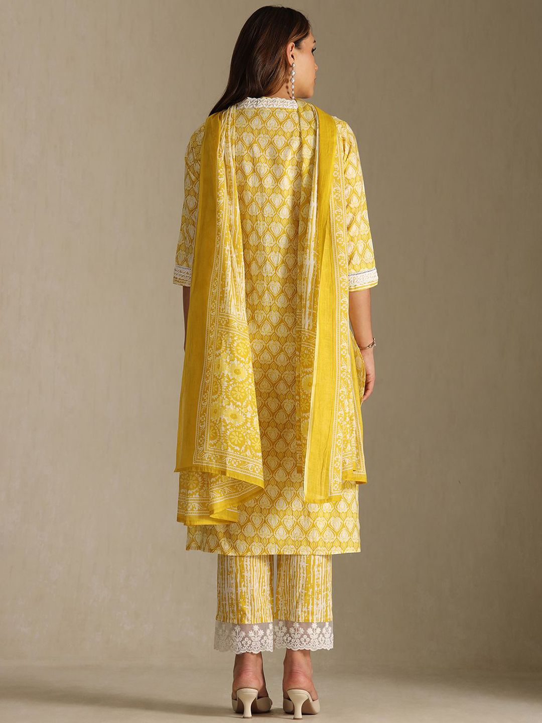 Dhiyona SO Women's Women Printed Thread Work Kurta with Trousers & With Dupatta