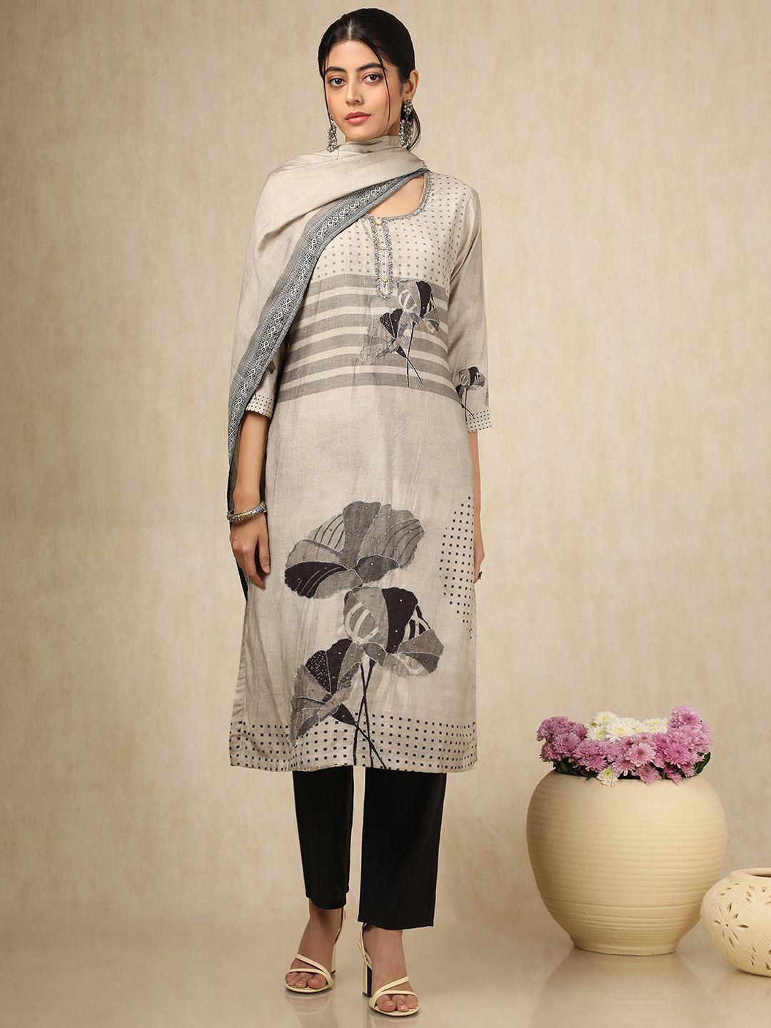 Dhiyona SO Women's Women Floral Printed Regular Beads and Stones Kurta with Trousers & With Dupatta