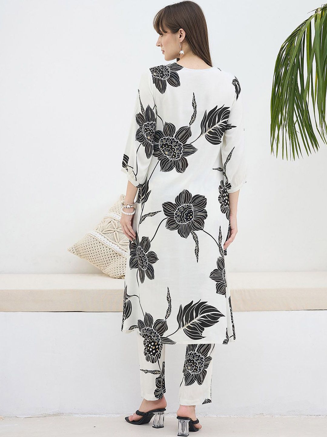 Women Floral Printed Kurta with Trousers