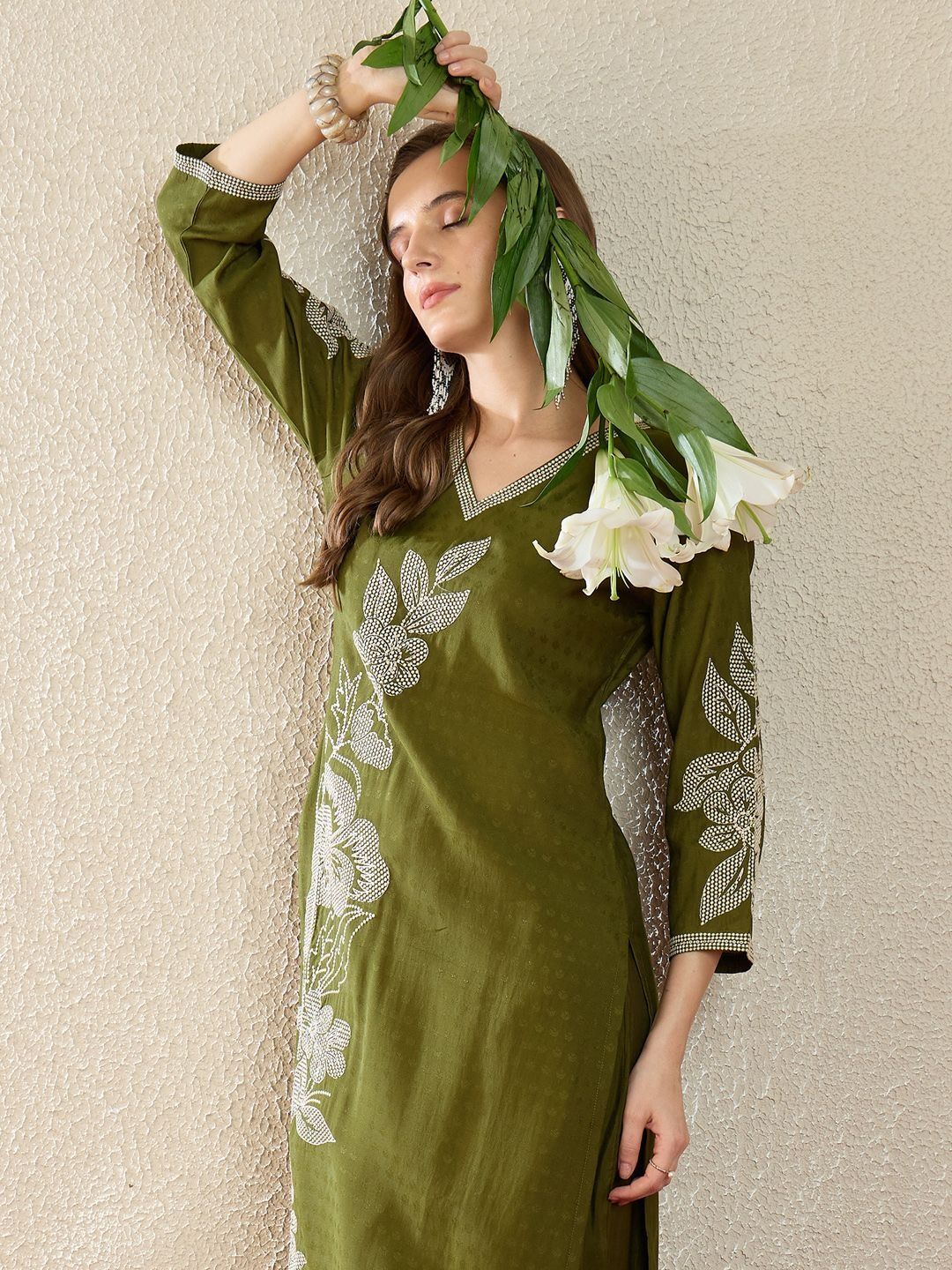 Floral Embroidered Thread Work Straight Kurta With Trousers