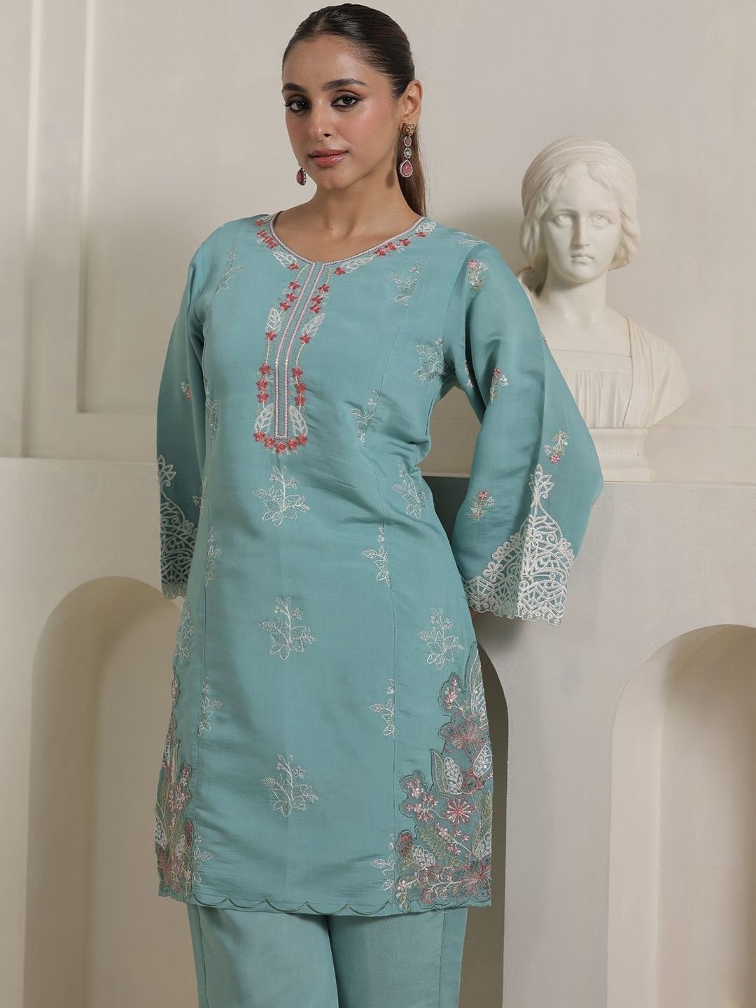Women Floral Embroidered Kurta with Trousers