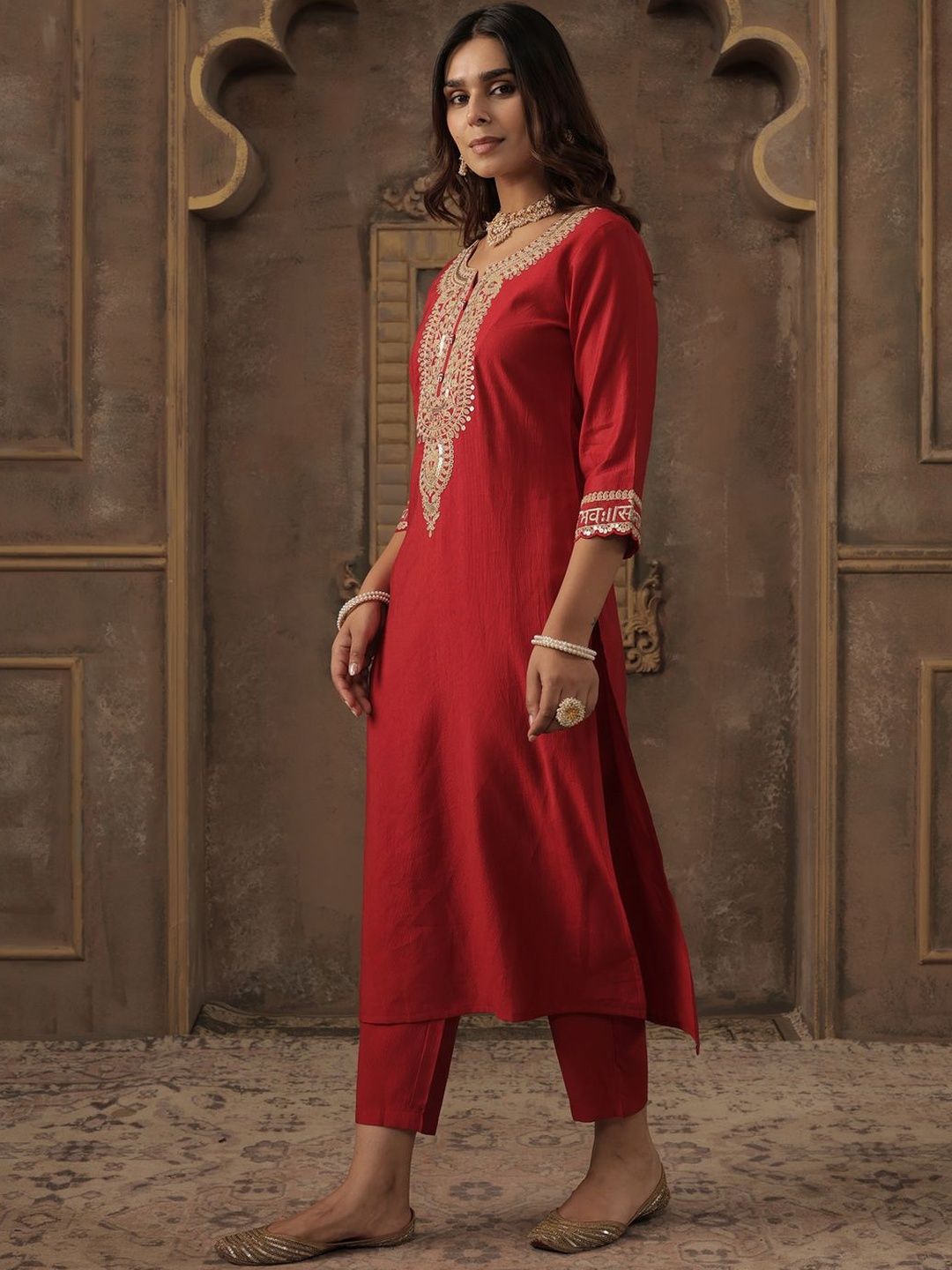 Women Ethnic Motifs Embroidered Kurta with Trousers