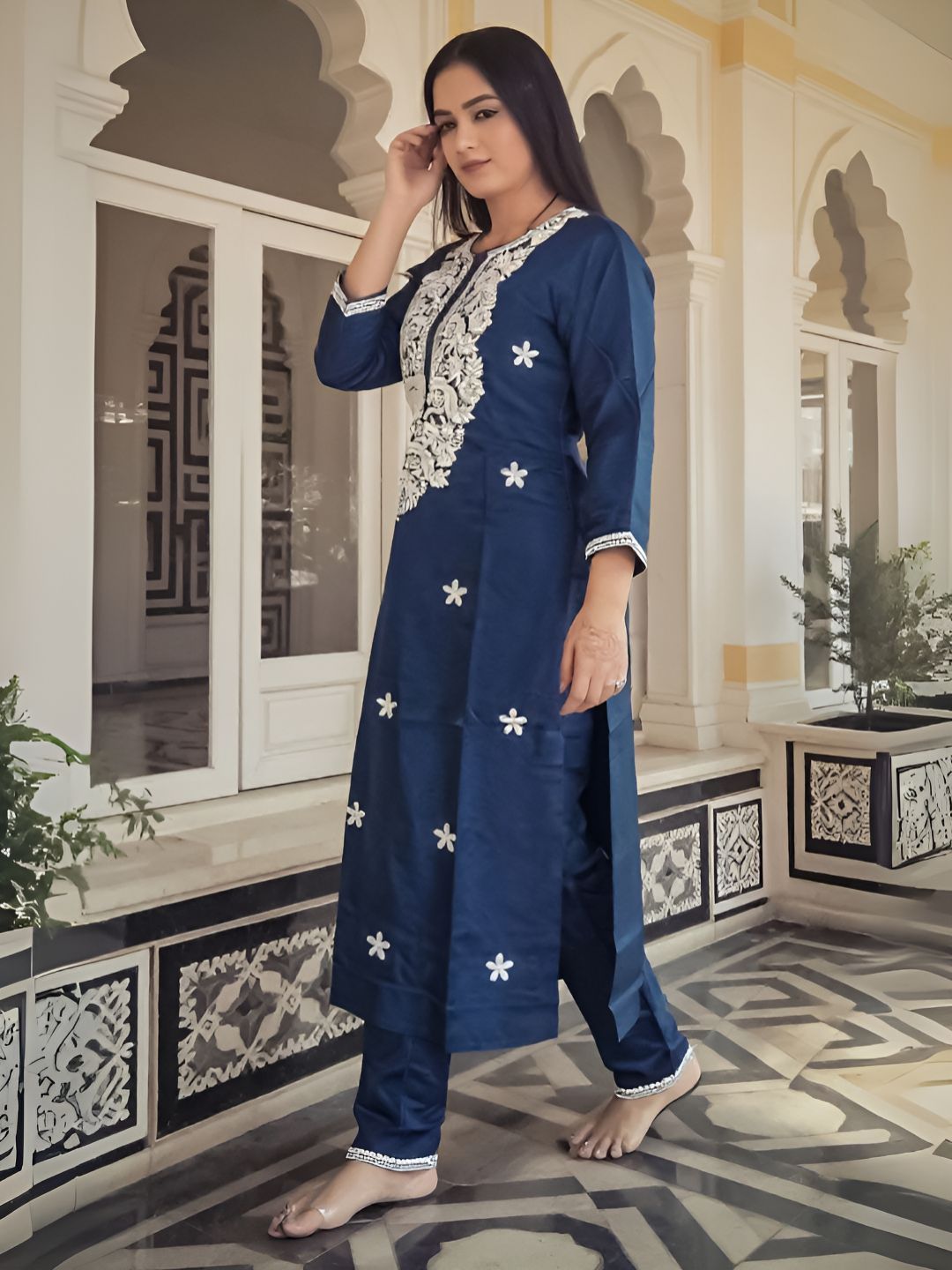 Women Floral Embroidered Regular Thread Work Kurta With Trouser