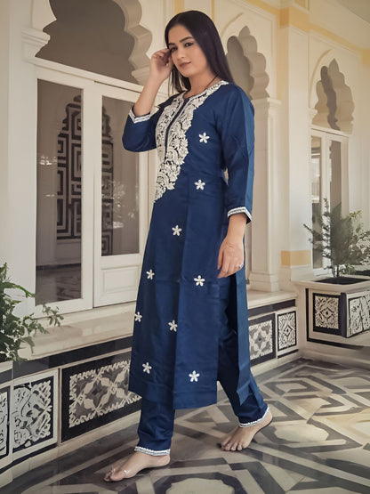 Women Floral Embroidered Regular Thread Work Kurta With Trouser