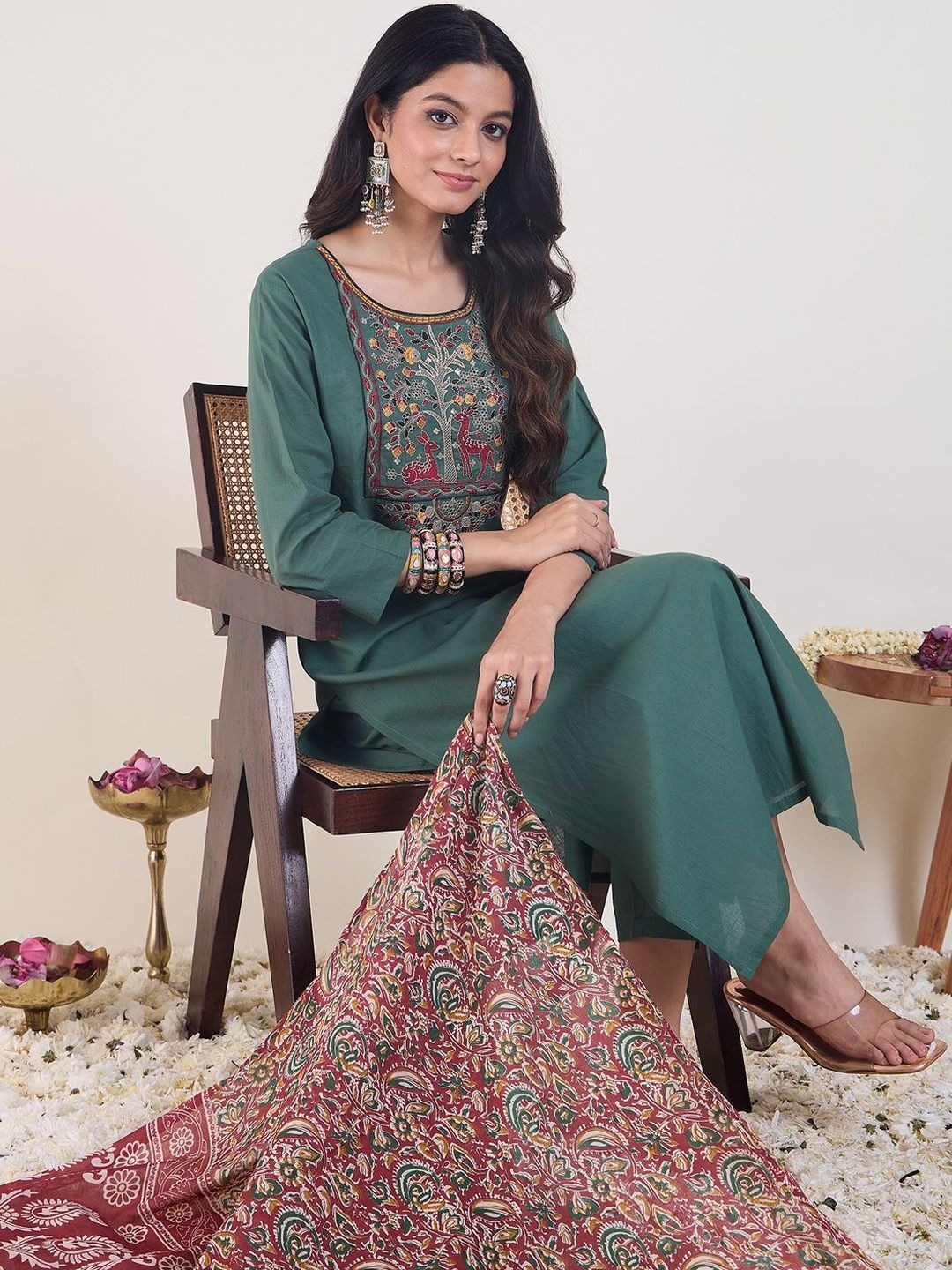 Ethnic Motifs Embroidered Regular Thread Work Kurta With Trousers & Dupatta