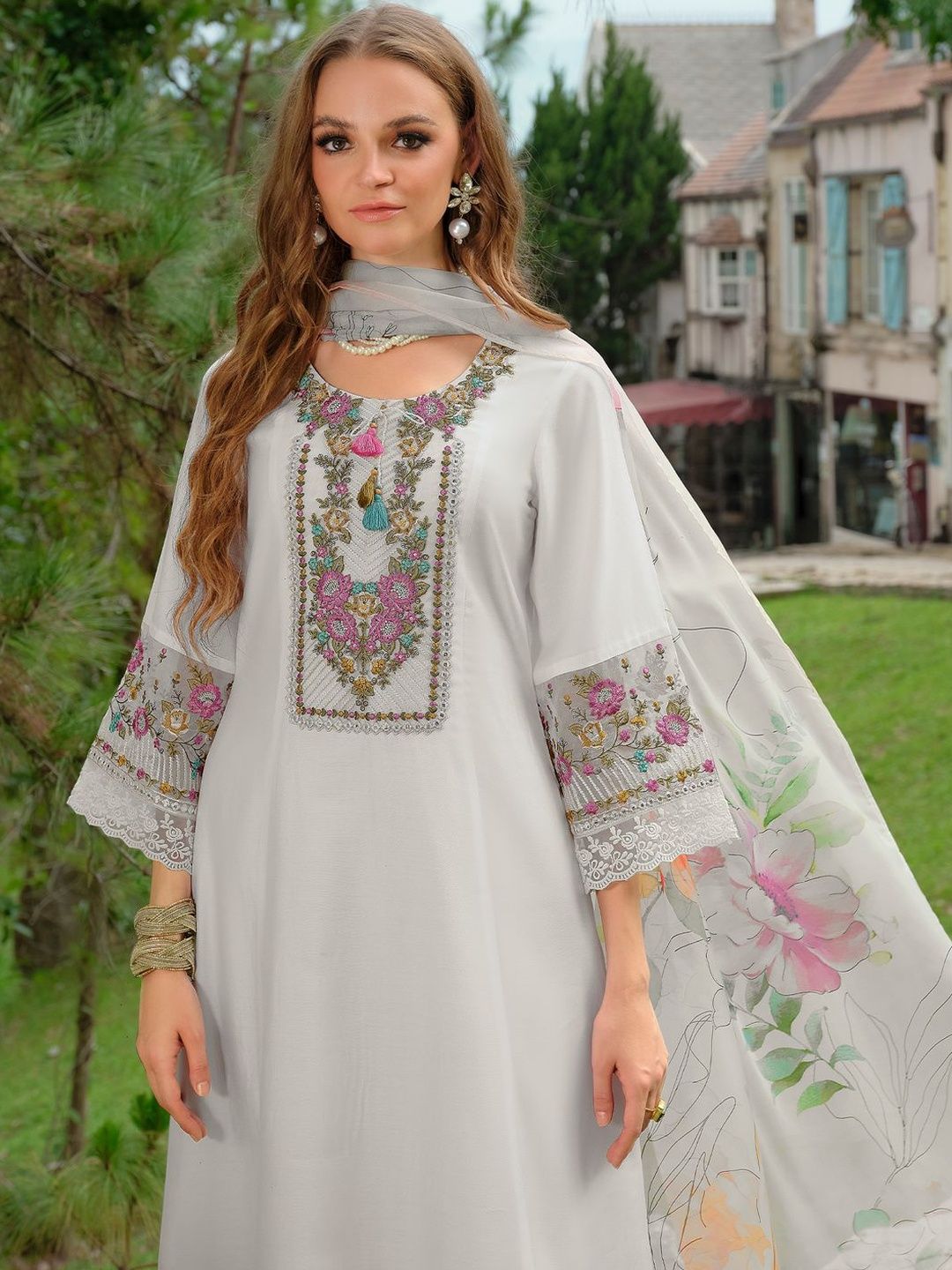 Women Floral Embroidered Regular Thread Work Liva Kurta with Trousers & With Dupatta