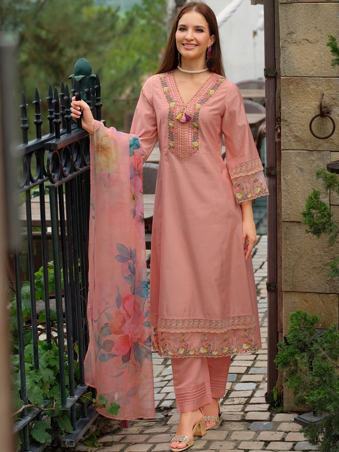 Dhiyona IE Women Floral Embroidered Regular Thread Work Kurta with Trousers & With Dupatta