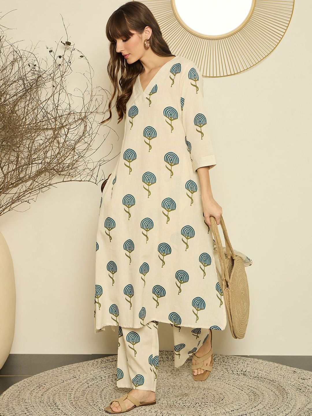 Dhiyona IE Women Printed V-Neck Top and Trousers Co-Ords