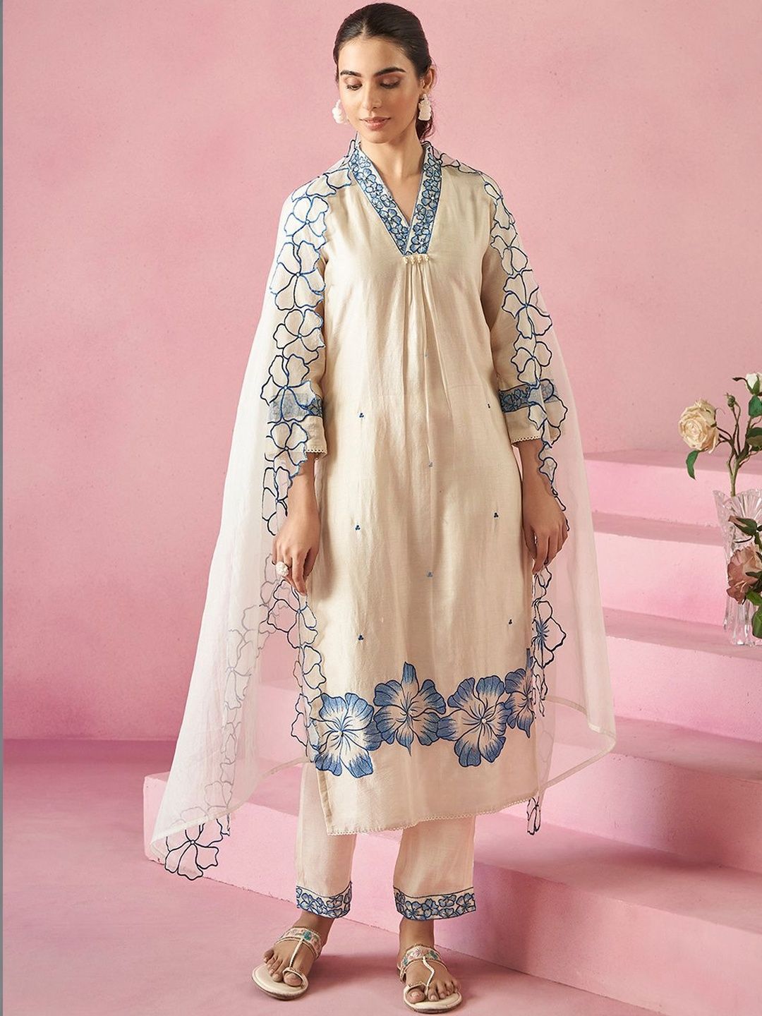 Women Floral Embroidered Regular Thread Work Kurta with Trousers & With Dupatta