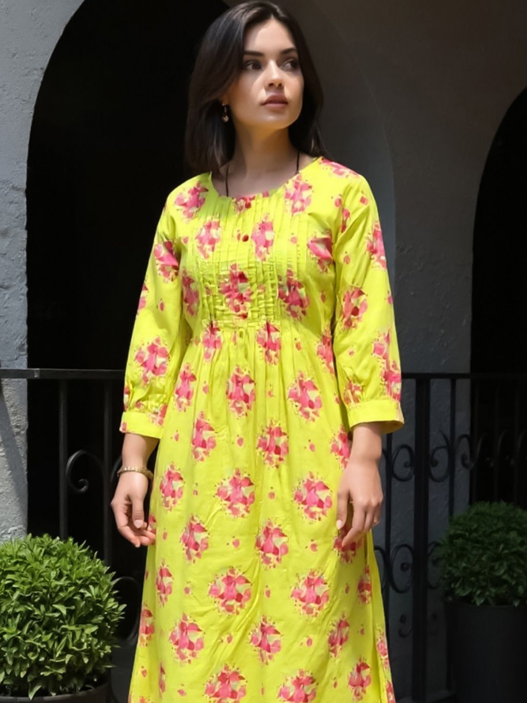 Dhiyona IE Women Floral Printed Regular Pure Cotton Kurta With Trousers