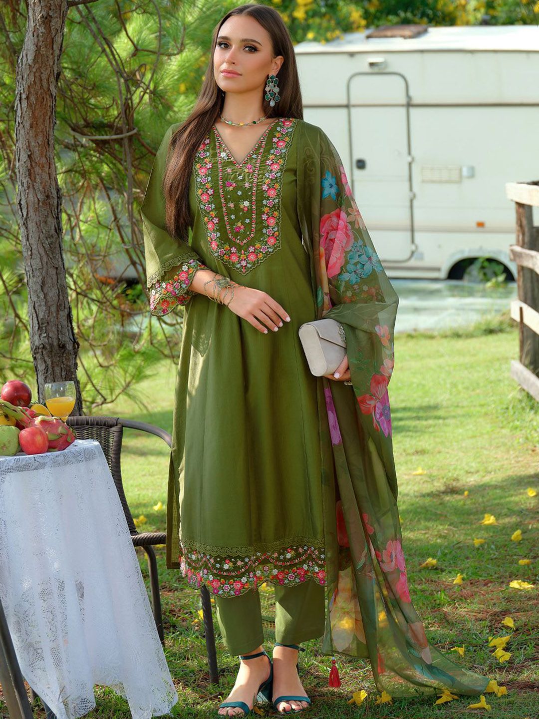 Women Floral Embroidered Thread Work Liva Kurta with Trousers & With Dupatta