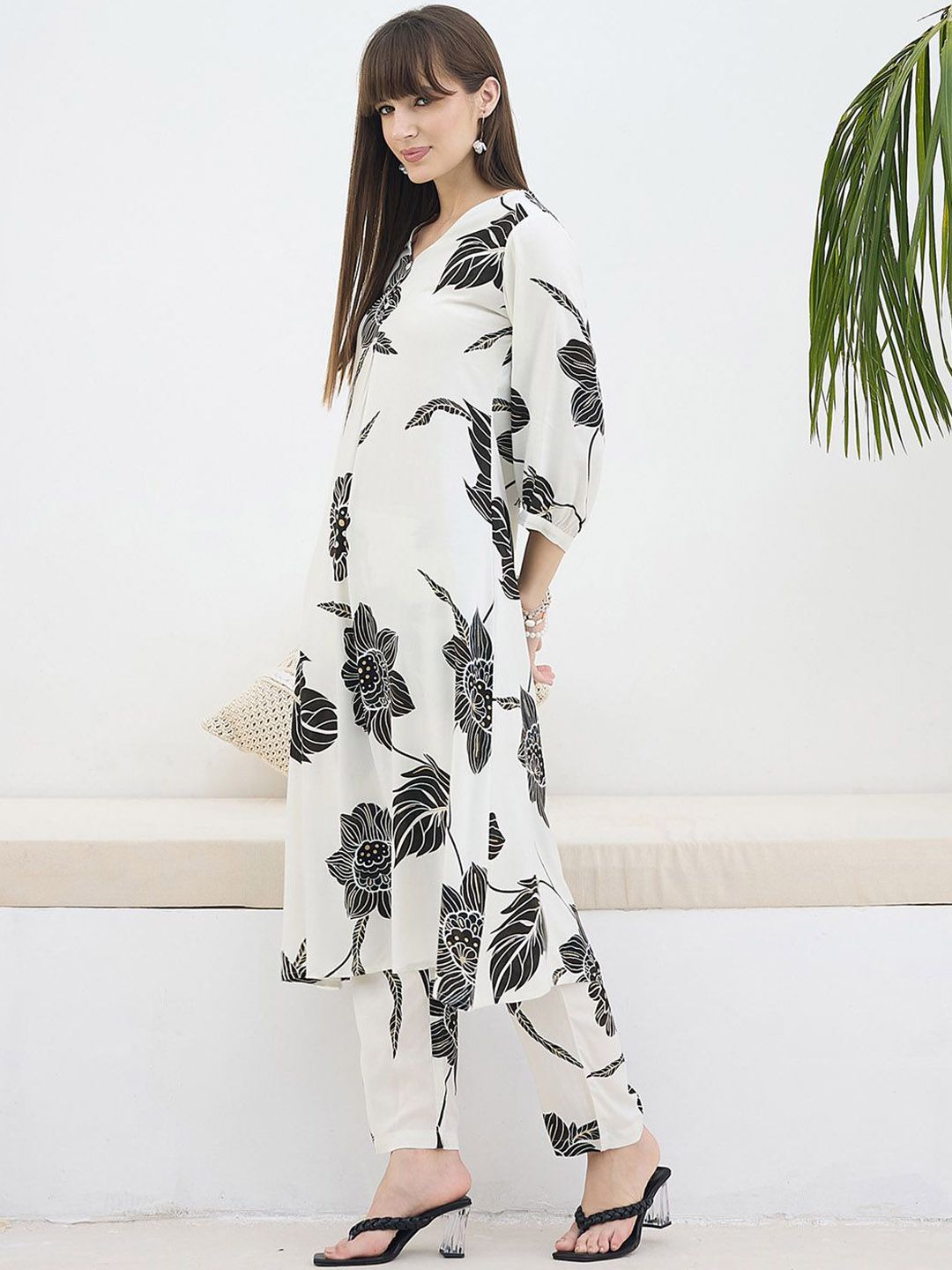 Women Floral Printed Kurta with Trousers