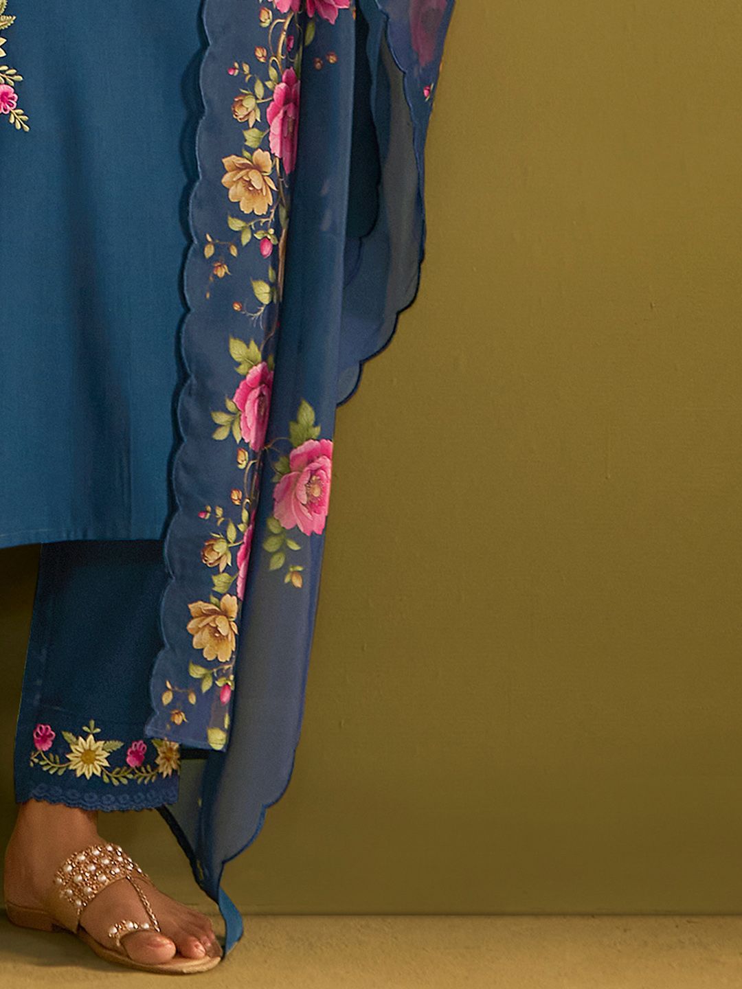 Women Floral Embroidered Regular Thread Work Kurta with Trousers & With Dupatta