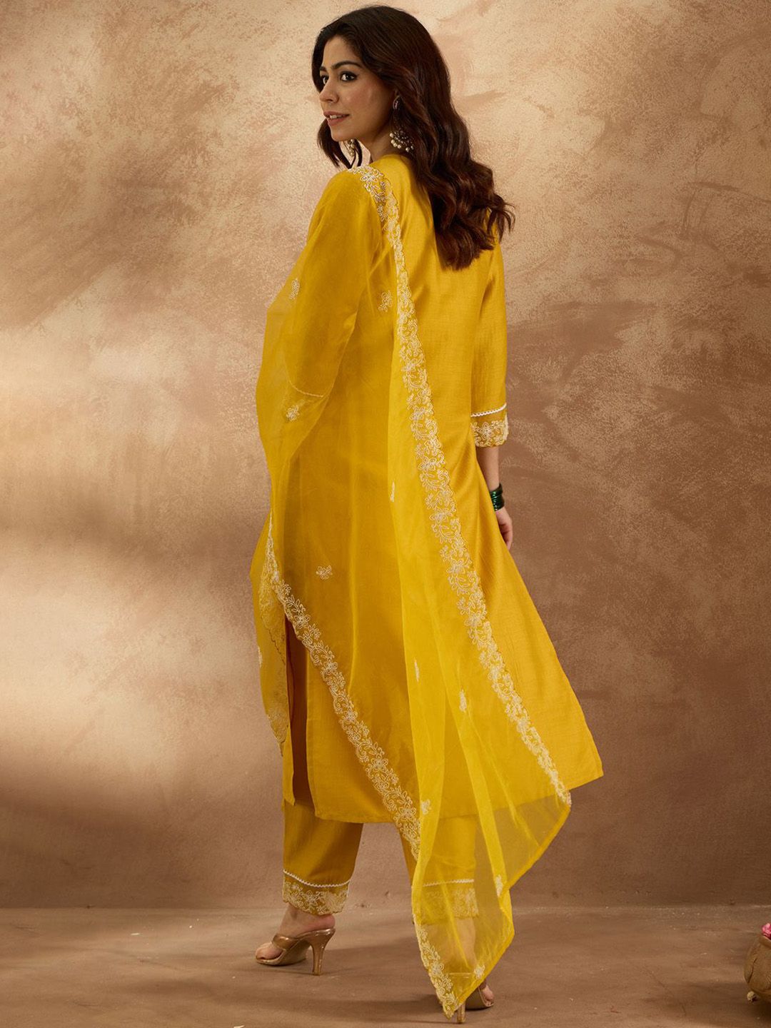 Women Floral Embroidered Regular Thread Work Kurta with Trousers & With Dupatta