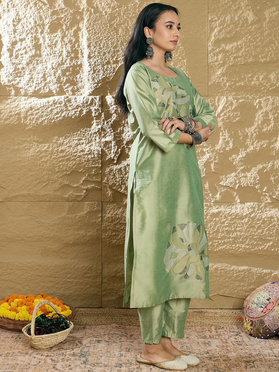 Dhiyona IE Women Floral Embroidered Regular Thread Work Kurta with Trousers