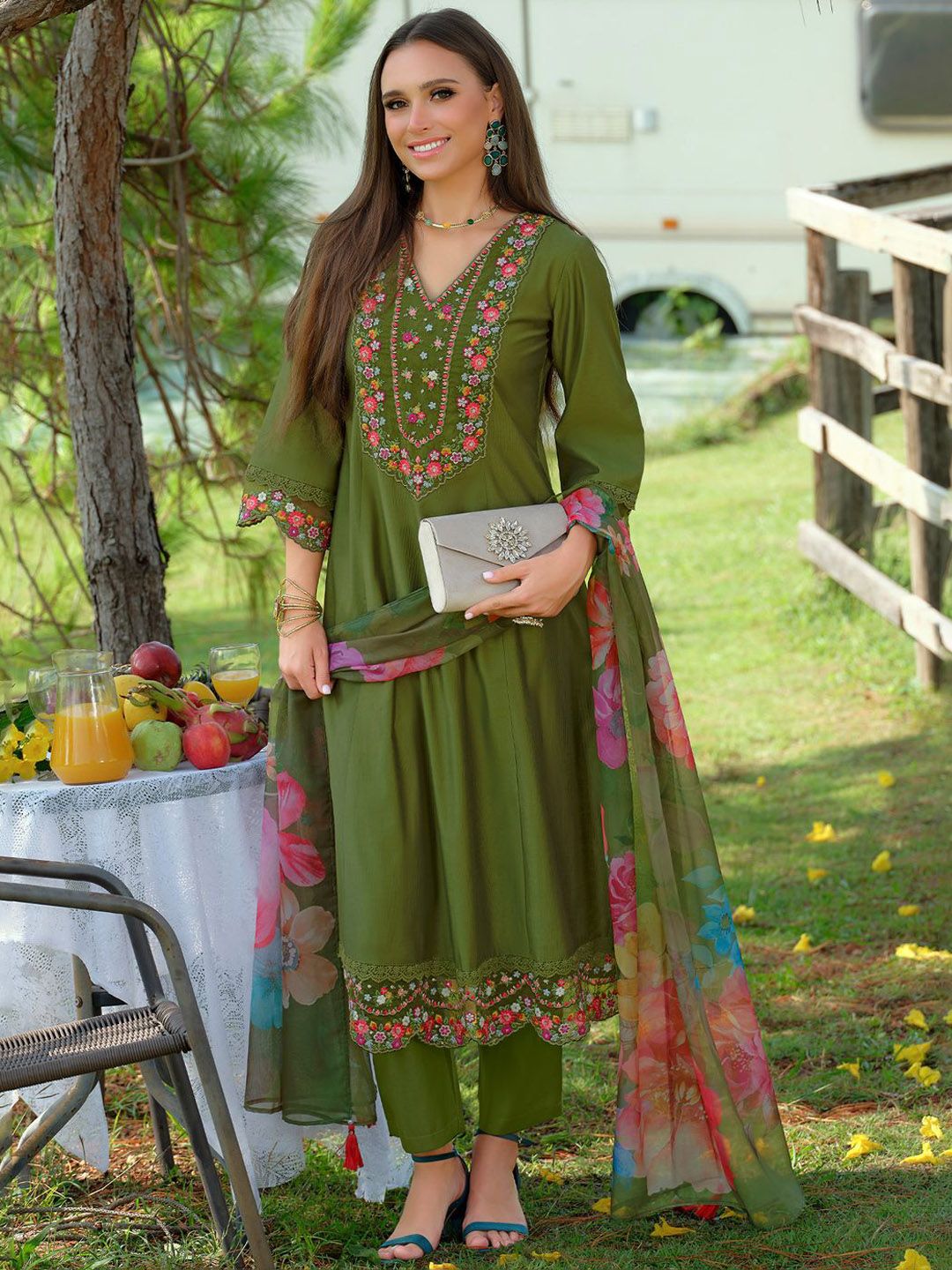 Women Floral Embroidered Thread Work Liva Kurta with Trousers & With Dupatta