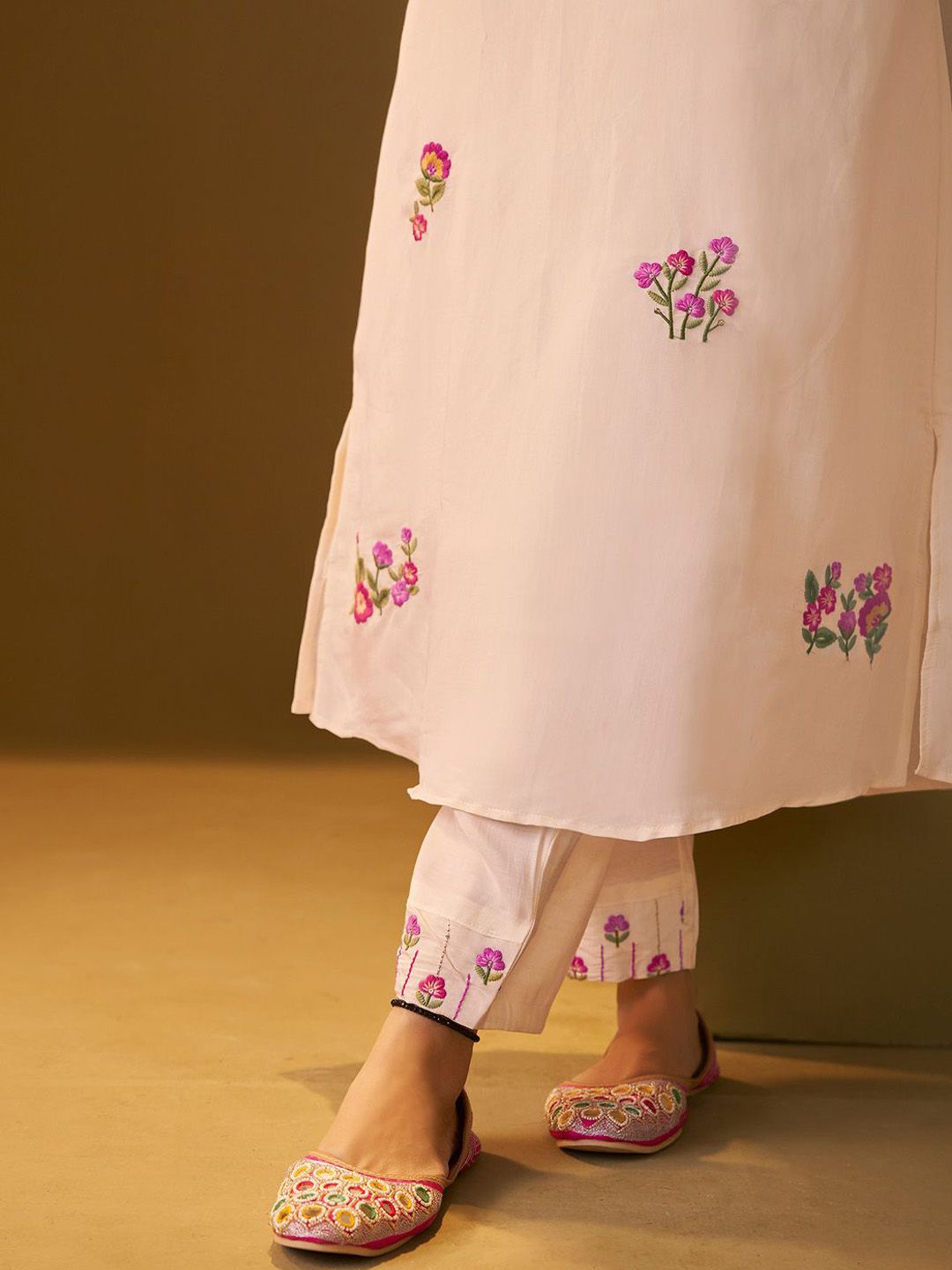 Women Floral Embroidered Thread Work Round Neck Straight Kurta with Trousers