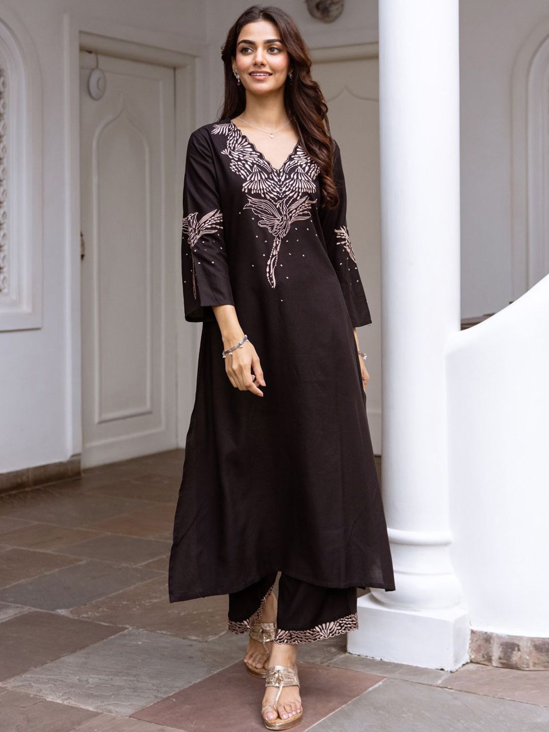 Dhiyona IE Women Floral Embroidered Regular Kurta with Trousers
