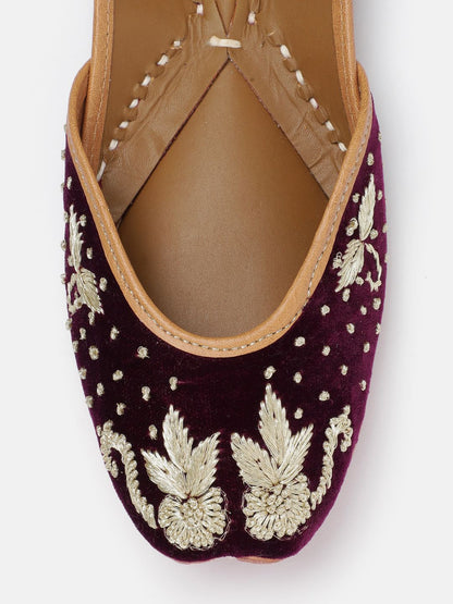 Dhiyona HOP Women Floral Embroidered Mojaris